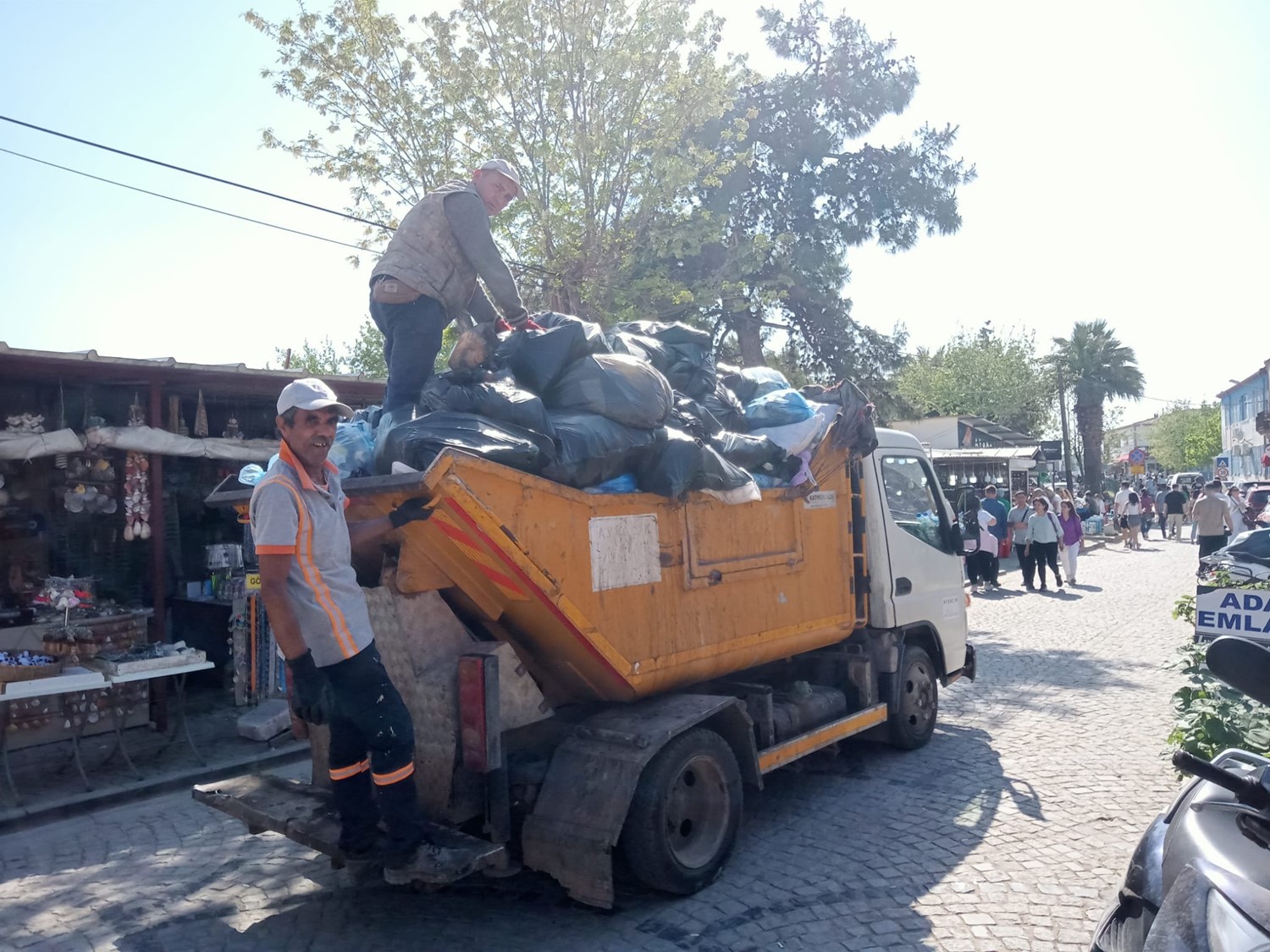 AYVALIK’TA, BAYRAM TATİLİNDE YAKLAŞIK 15 BİN TON ÇÖP TOPLANDI